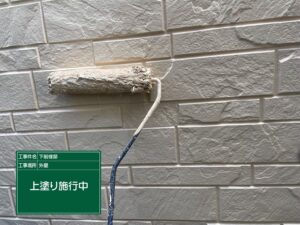 泉大津市S様邸の外壁塗装でセラコートアクアを上塗りしている様子