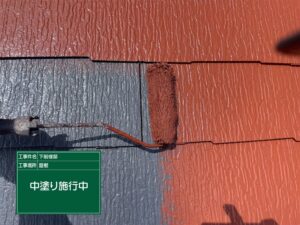 泉大津市S様邸の屋根塗装でハイルーフ マイルドシリコン遮熱型を中塗りしている様子