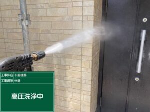 泉大津市S様邸の外壁を高圧洗浄している施工中の様子