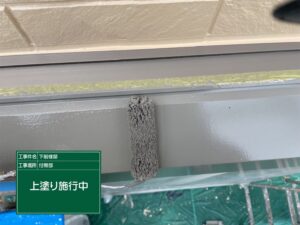 泉大津市S様邸のシャッターボックス塗装で上塗りを施工している様子
