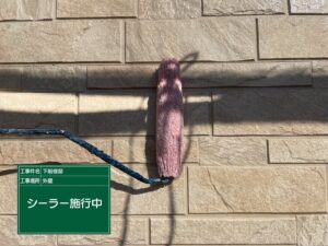 泉大津市S様邸の屋根塗装で下塗りを施工している様子