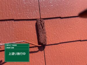 泉大津市S様邸の屋根塗装でハイルーフ マイルドシリコン遮熱型を上塗りしている様子