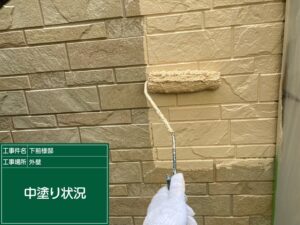泉大津市S様邸の外壁塗装でセラコートアクアを中塗りしている様子