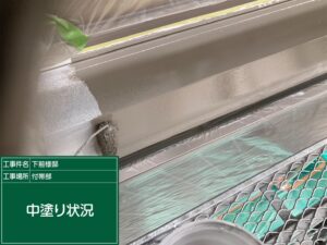 泉大津市S様邸のシャッターボックス塗装で中塗りを施工している様子