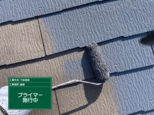 泉大津市S様邸の屋根塗装で下塗りを施工している様子