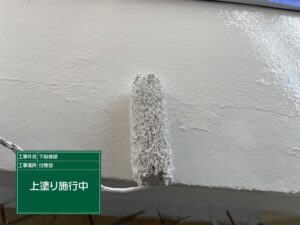 泉大津市S様邸の破風塗装を施工している様子