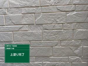 泉大津市S様邸の外壁塗装でセラコートアクアを上塗りしている施工中の様子
